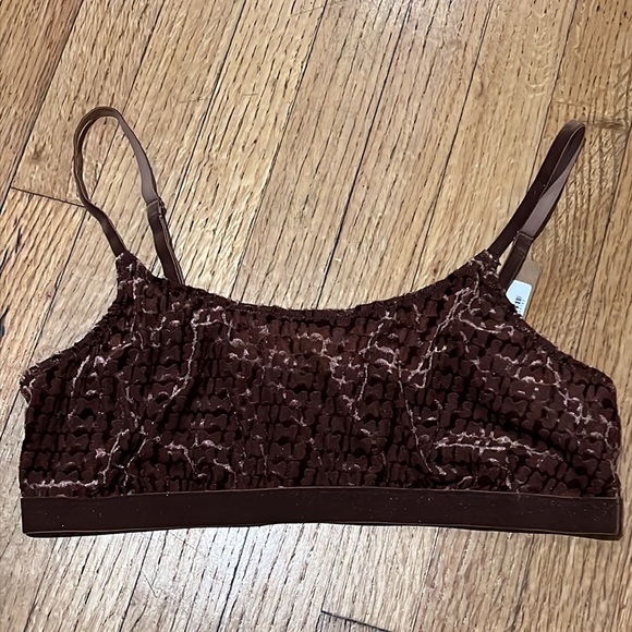 SKIMS
Wireless Velvet Scoop Bra - Chestnut - Picture 11 of 11